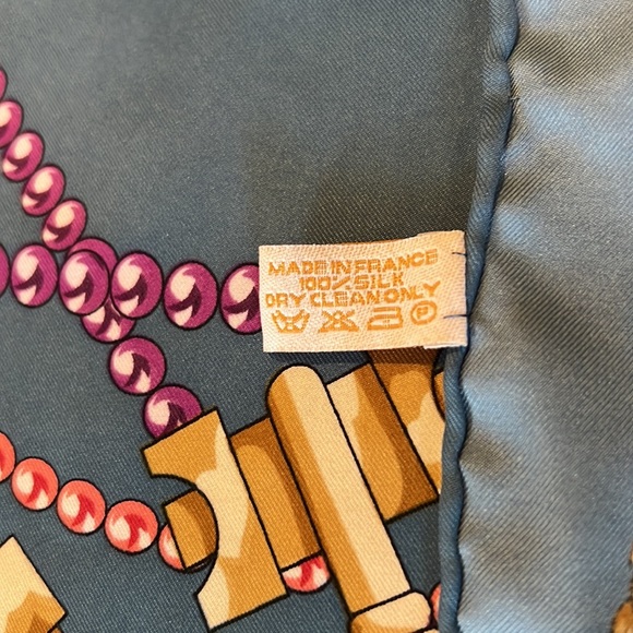 Hermès Silk Scarf ( 35” X 34”) - Picture 4 of 7